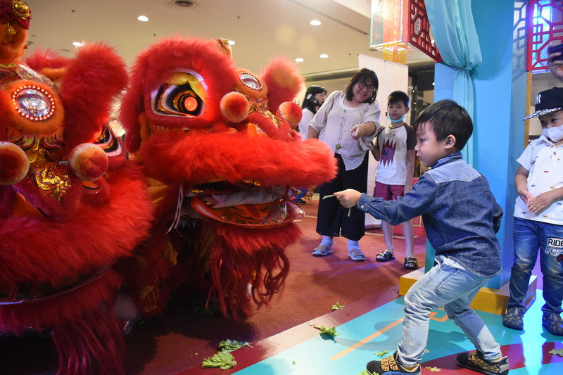 觀光局駐曼谷辦事處和泰國商場以及泰國南瑤媽祖宮合作,在商場一樓設置攤位,主打台灣宗教旅遊。圖為小朋友和舞龍舞獅互動。 圖:中央社 觀光局駐曼谷辦事處和泰國商場以及泰國南瑤媽祖宮合作,在商場一樓設置攤位,主打台灣宗教旅遊。圖為小朋友和舞龍舞獅互動。 圖:中央社