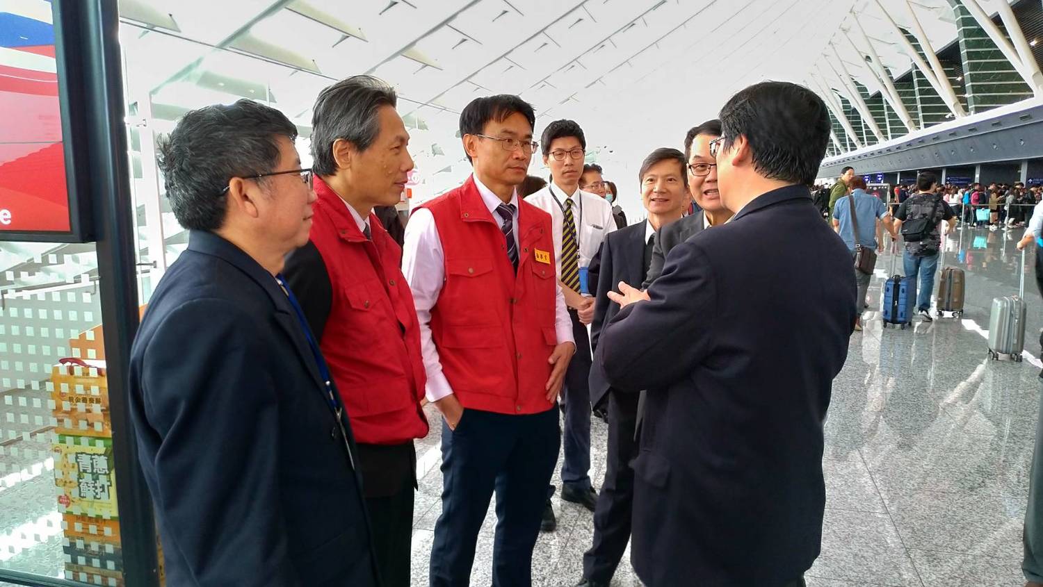 陳吉仲慰問桃機春節手提行李檢查工作人員。 圖:防檢局提供 陳吉仲慰問桃機春節手提行李檢查工作人員。 圖:防檢局提供