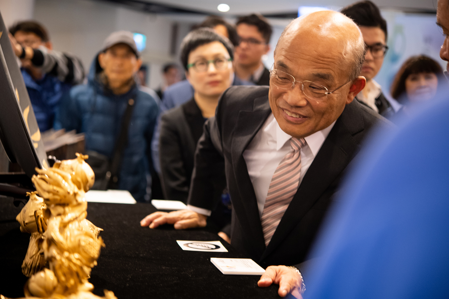 蘇貞昌笑稱連假第一天他在加班,鼓勵民眾多趁年假到處走走。 圖:行政院提供 蘇貞昌笑稱連假第一天他在加班,鼓勵民眾多趁年假到處走走。 圖:行政院提供