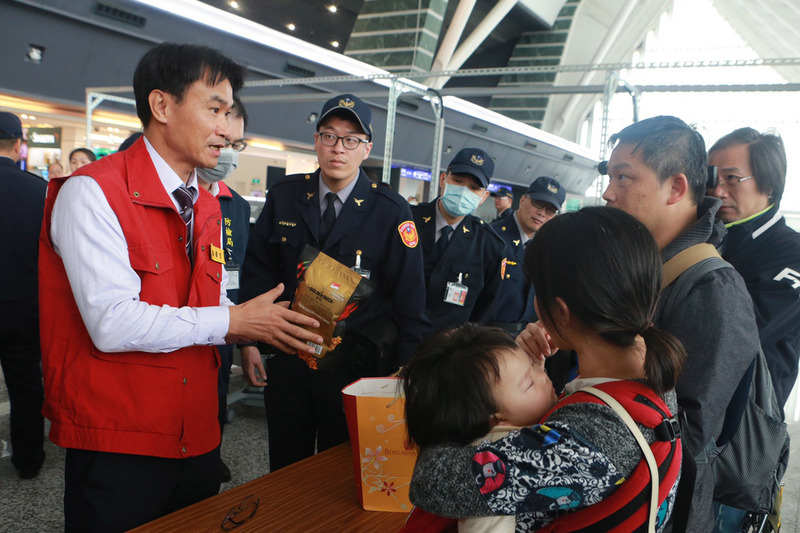 桃園國際機場2日上午啟用X光機進行中港澳旅客手提行李的防疫檢查,農委會主委陳吉仲(左1)前往視察表示,透過X光機的掃描檢查更精準,也加快檢查速度,他給90分以上的高分。 圖:中央社 桃園國際機場2日上午啟用X光機進行中港澳旅客手提行李的防疫檢查,農委會主委陳吉仲(左1)前往視察表示,透過X光機的掃描檢查更精準,也加快檢查速度,他給90分以上的高分。 圖:中央社