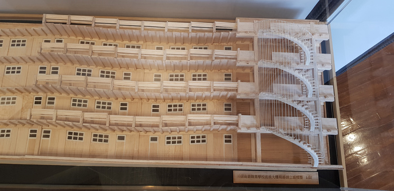 國立台灣博物館推出「前行無畏-陳仁和的建築時代」特展,透過台灣本土建築師陳仁和的生平經歷、經典作品立體模型及建築圖說等展示,呈現台灣戰後第一代建築師的奮鬥軌跡及創作精神。圖為高雄市三信家商波浪大樓局部剖面立體模型。 圖:中央社 國立台灣博物館推出「前行無畏-陳仁和的建築時代」特展,透過台灣本土建築師陳仁和的生平經歷、經典作品立體模型及建築圖說等展示,呈現台灣戰後第一代建築師的奮鬥軌跡及創作精神。圖為高雄市三信家商波浪大樓局部剖面立體模型。 圖:中央社