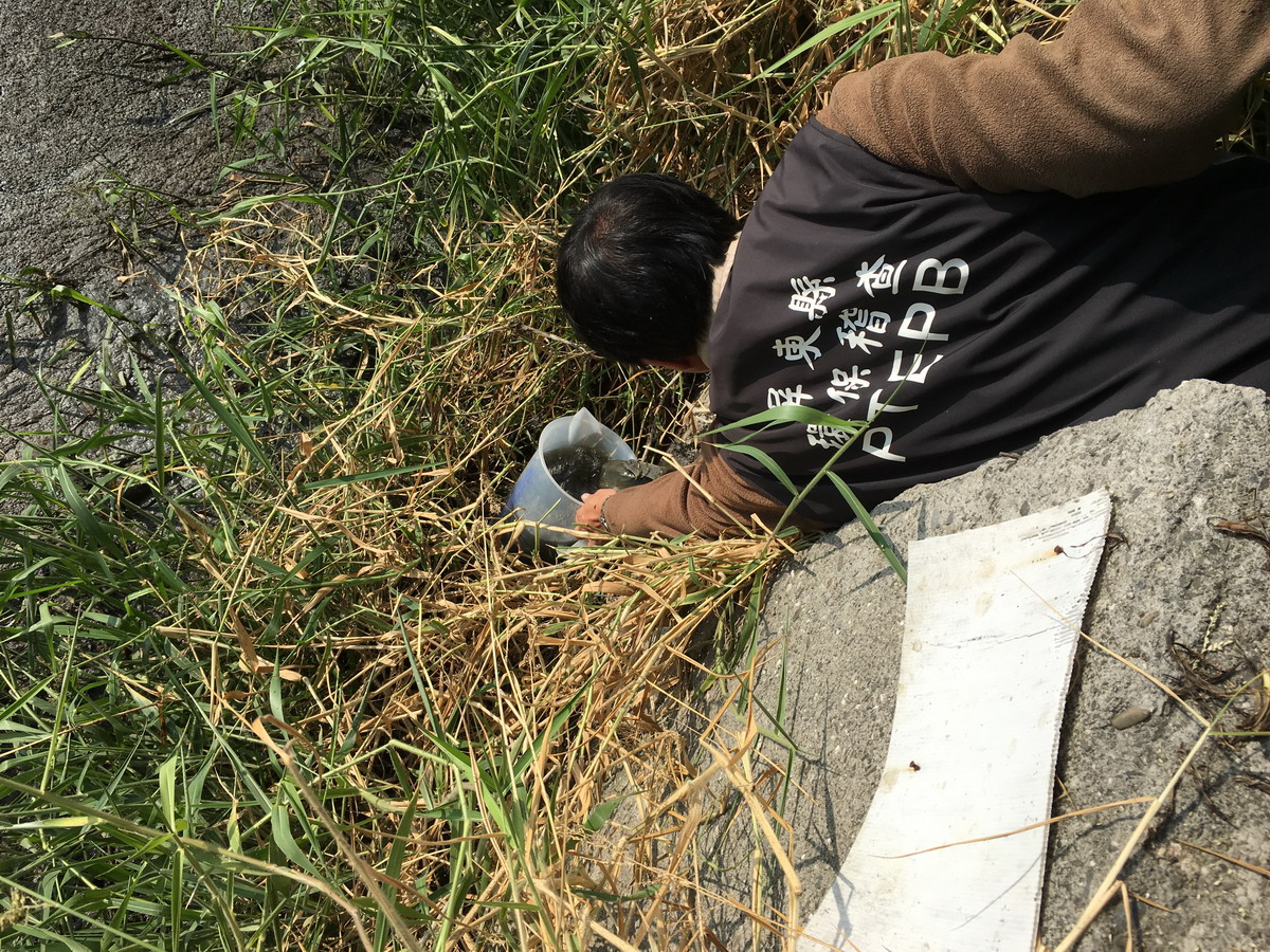 稽查員採樣排放水。 圖:屏東縣政府提供 稽查員採樣排放水。 圖:屏東縣政府提供
