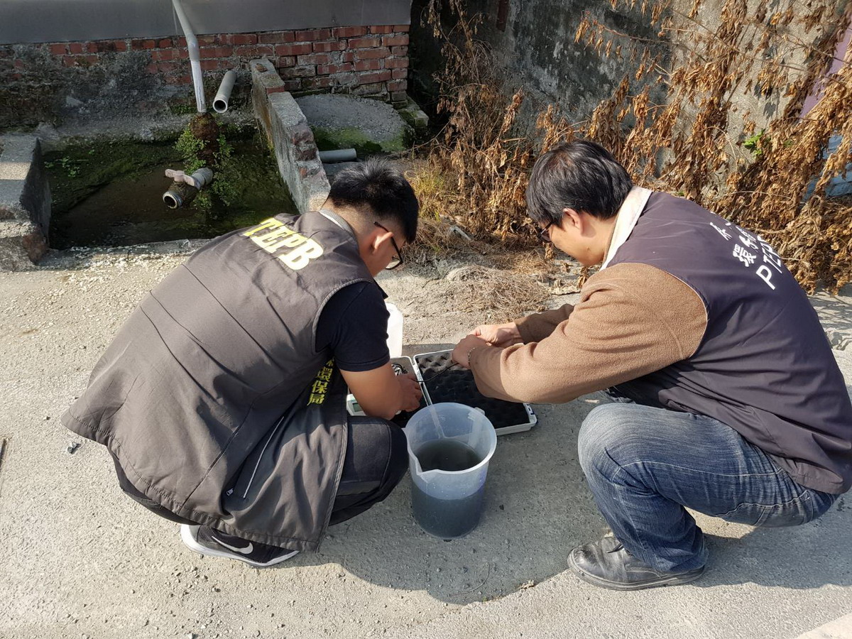 稽查員採樣排放水,送驗後如未符標準最高可處60萬元罰鍰。 圖:屏東縣政府提供 稽查員採樣排放水,送驗後如未符標準最高可處60萬元罰鍰。 圖:屏東縣政府提供