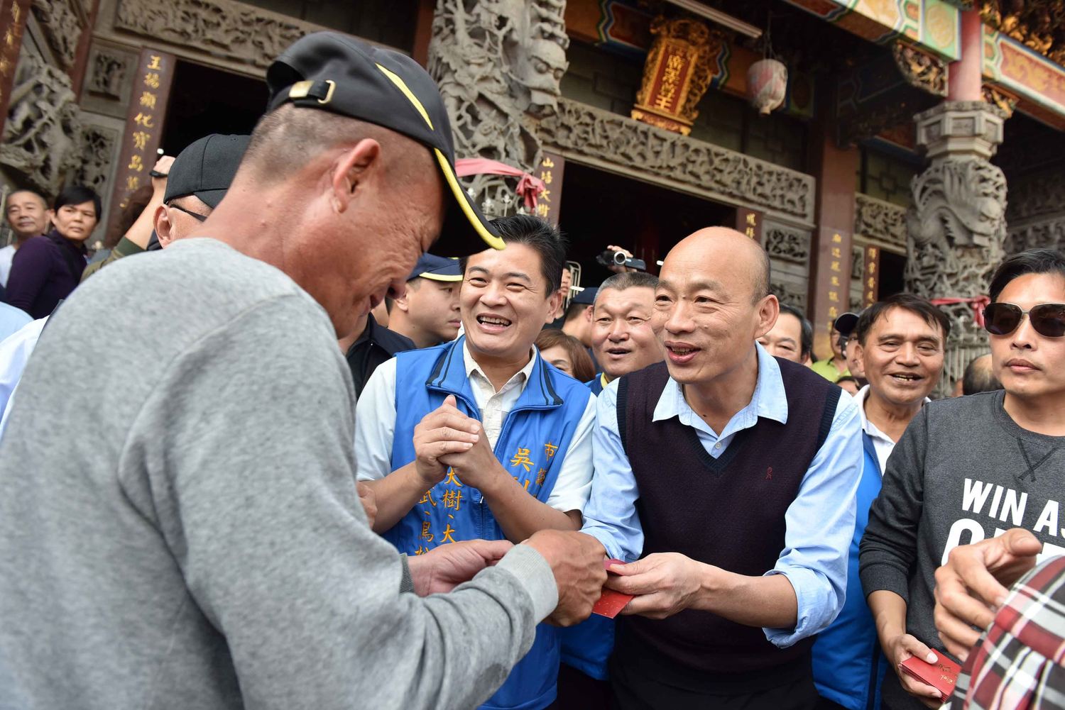 高雄市長韓國瑜今(2)天在大樹區鳳山寺及大社區青雲宮祈福祝願,向現場民眾拜年發紅包。 圖:高雄市政府/提供 高雄市長韓國瑜今(2)天在大樹區鳳山寺及大社區青雲宮祈福祝願,向現場民眾拜年發紅包。 圖:高雄市政府/提供