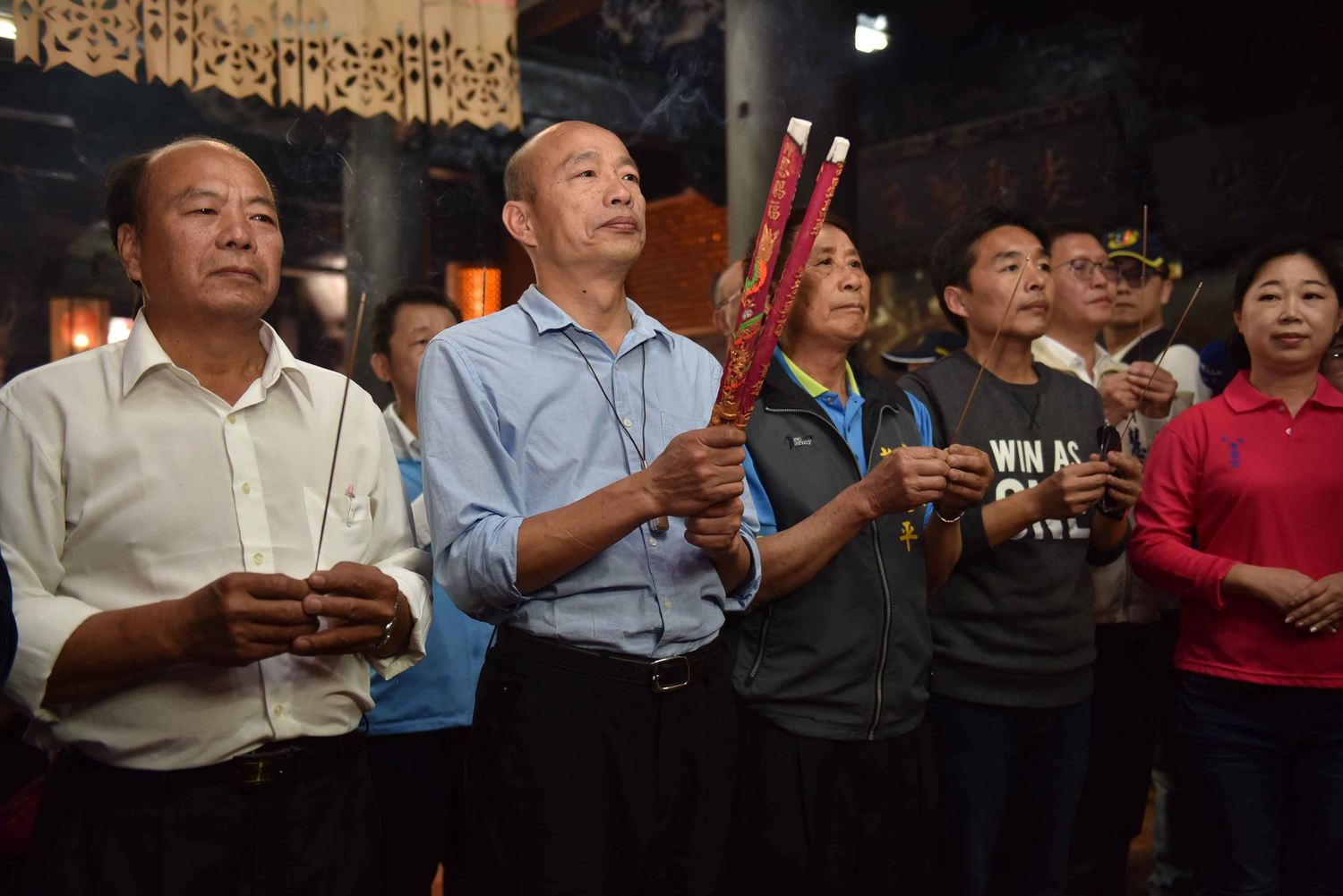 高雄市長韓國瑜今(2)天在大樹區鳳山寺及大社區青雲宮祈福祝願,向現場民眾拜年發紅包。 圖:高雄市政府/提供 高雄市長韓國瑜今(2)天在大樹區鳳山寺及大社區青雲宮祈福祝願,向現場民眾拜年發紅包。 圖:高雄市政府/提供