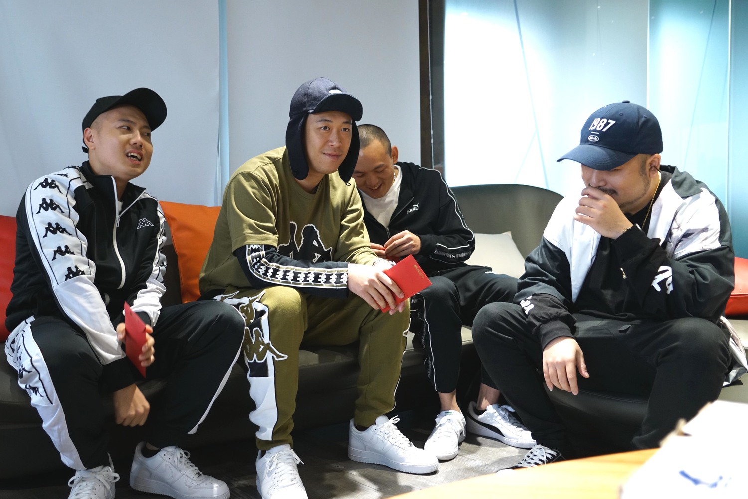 洋蔥(左)清唱〈富末代〉時,健志(左二)、春風(右二)、阿達(右一)爆出各種尷尬笑。 圖:狼谷競技台/提供