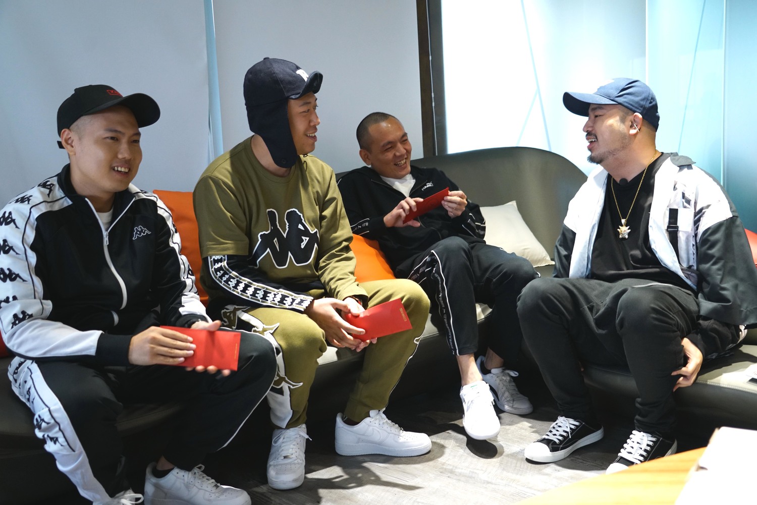 阿達(右一)Beatbox沒氣累到咳起嗽來,全場笑翻。