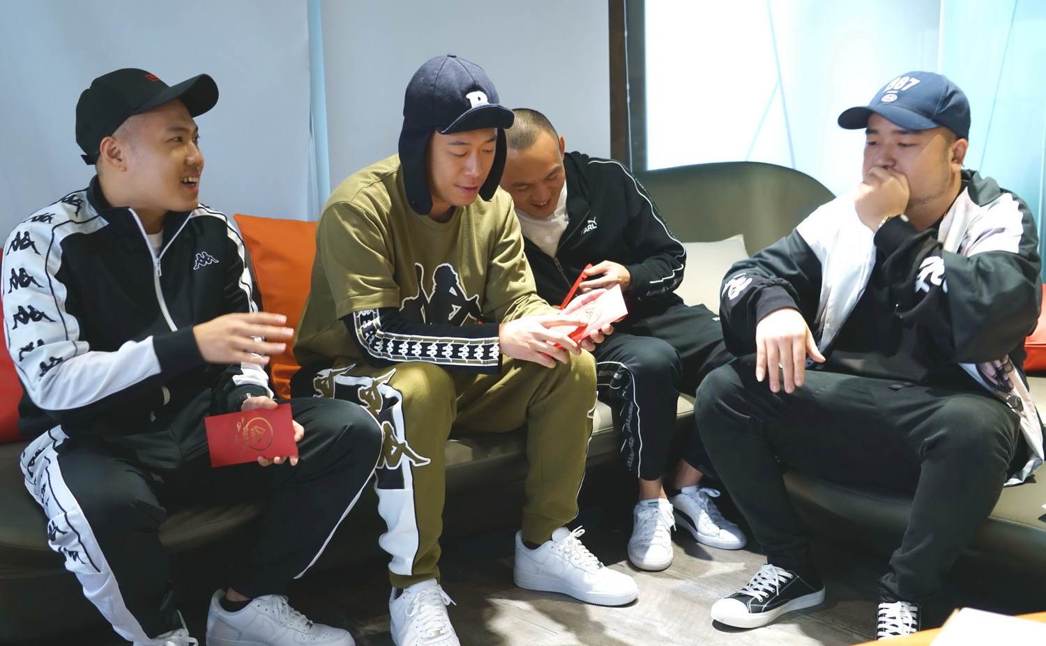 阿達(右一)Beatbox支援洋蔥(左一)唱〈富末代〉。 阿達(右一)Beatbox支援洋蔥(左一)唱〈富末代〉。