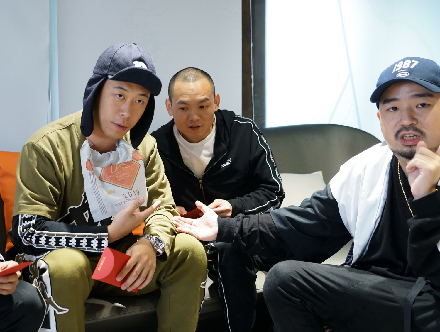 健志(左)將阿達送的「高鐵頭靠巾」拿來當圍兜兜,春風(中)、阿達(右)看傻眼笑翻。