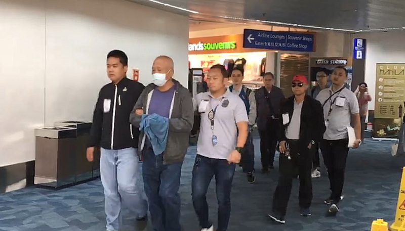 在台涉及職棒打假球案而被通緝的前台南縣議長吳健保,6日由刑事局人員以及駐菲聯絡官共同從馬尼拉國際機場押回台北,過程有戴手銬但以毛毯遮蓋。 圖:菲律賓移民局人員提供 在台涉及職棒打假球案而被通緝的前台南縣議長吳健保,6日由刑事局人員以及駐菲聯絡官共同從馬尼拉國際機場押回台北,過程有戴手銬但以毛毯遮蓋。 圖:菲律賓移民局人員提供
