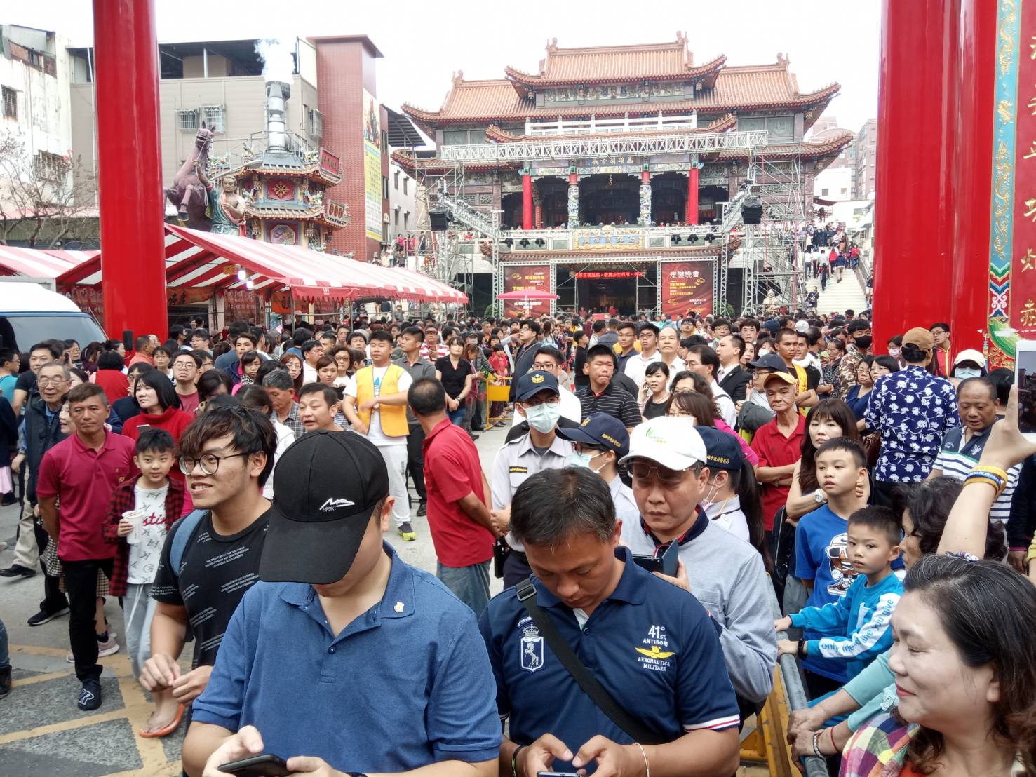 高雄武廟前廣場今天下午人群滿到溢出來。 圖:孫家銘/攝 高雄武廟前廣場今天下午人群滿到溢出來。 圖:孫家銘/攝
