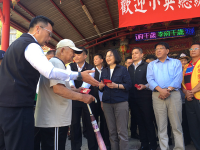 總統接著到下一站楓港德隆宮參拜,現場一樣擠滿人潮,等著拿總統紅包。 圖:中央社 總統接著到下一站楓港德隆宮參拜,現場一樣擠滿人潮,等著拿總統紅包。 圖:中央社