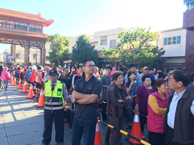 屏東鄉親大排長龍,等待領總統紅包。有人清晨5時就從東港出發,有人一排隊就是三個小時,但都很開心。 圖:中央社 屏東鄉親大排長龍,等待領總統紅包。有人清晨5時就從東港出發,有人一排隊就是三個小時,但都很開心。 圖:中央社