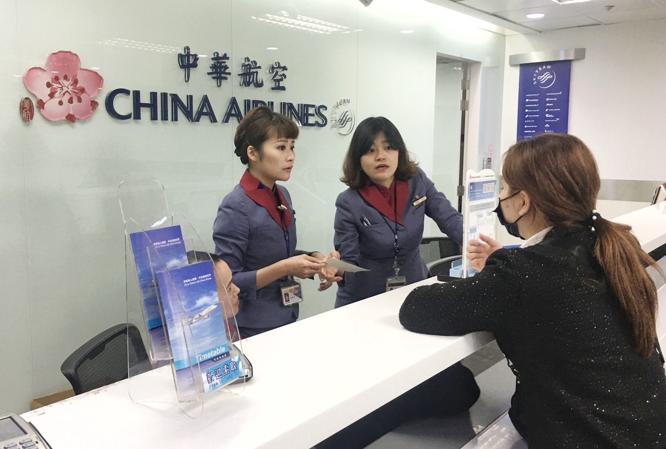 華航櫃臺向旅客解釋班機取消以及排位候補狀況。 圖:張良一攝 華航櫃臺向旅客解釋班機取消以及排位候補狀況。 圖:張良一攝