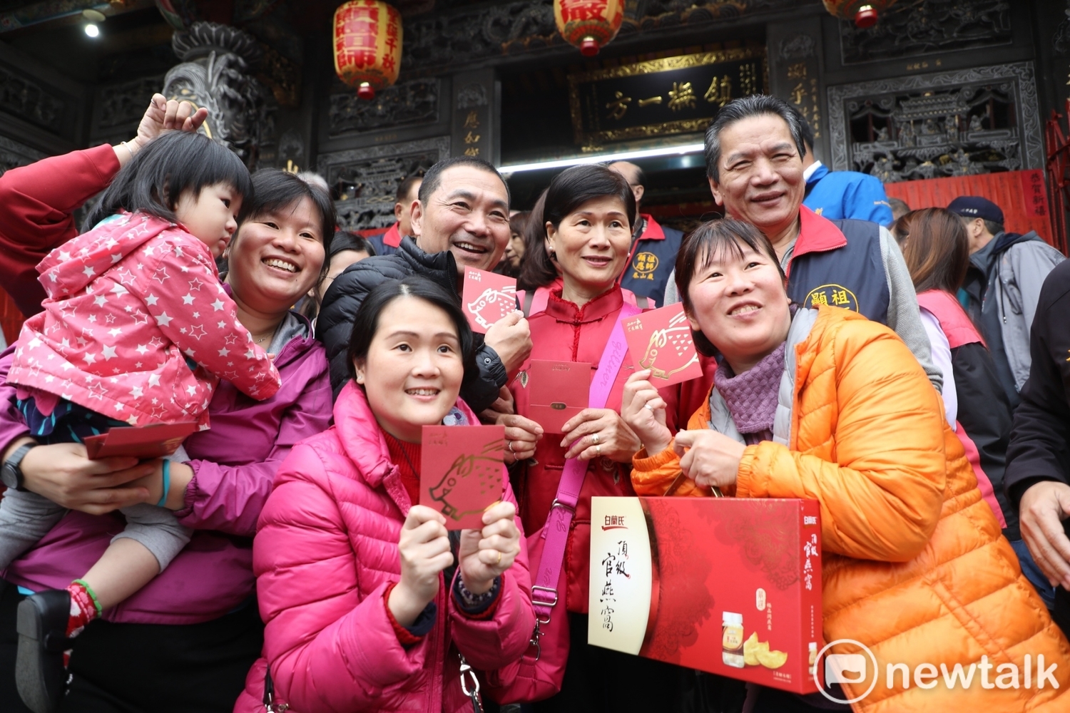 侯友宜今天上午前往顯應祖師泰山巖及林口竹林山觀音寺參拜祈福,並發紅包給民眾祝福新年快樂。 圖:林昀真/攝 侯友宜今天上午前往顯應祖師泰山巖及林口竹林山觀音寺參拜祈福,並發紅包給民眾祝福新年快樂。 圖:林昀真/攝