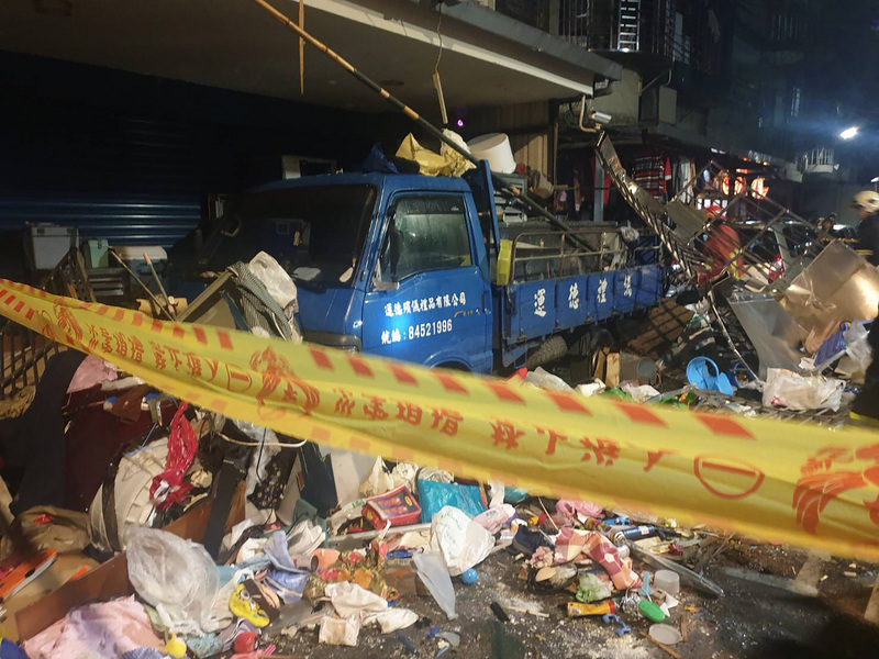 氣爆戶內物品噴飛掉落一樓地面,現場一片狼籍。 圖:翻攝自網路 氣爆戶內物品噴飛掉落一樓地面,現場一片狼籍。 圖:翻攝自網路