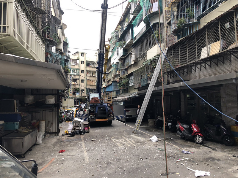 新北市政府消防局、環保局與工務局等單位均派員到場協助處理,已於上午將散落物品清運完畢。 圖:翻攝自網路 新北市政府消防局、環保局與工務局等單位均派員到場協助處理,已於上午將散落物品清運完畢。 圖:翻攝自網路