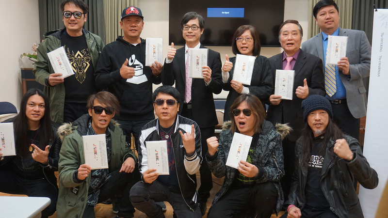 台灣藝術家蕭青陽(後排左2)以董事長樂團的唱片入圍葛萊美獎專輯包裝設計獎,9日將在洛杉磯舉辦小型演唱會造福僑胞。 圖:中央社 台灣藝術家蕭青陽(後排左2)以董事長樂團的唱片入圍葛萊美獎專輯包裝設計獎,9日將在洛杉磯舉辦小型演唱會造福僑胞。 圖:中央社