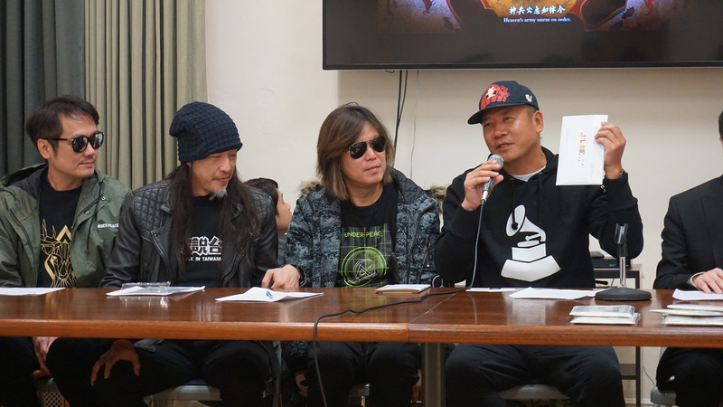 台灣藝術家蕭青陽(右1)5度入圍葛萊美獎專輯包裝設計獎,他8日在洛杉磯向中央社記者說:「在地的東西要拿出來讓人家看到,而我做的練習就是,如何讓在地的東西值得被其他人欣賞。」 圖:中央社 台灣藝術家蕭青陽(右1)5度入圍葛萊美獎專輯包裝設計獎,他8日在洛杉磯向中央社記者說:「在地的東西要拿出來讓人家看到,而我做的練習就是,如何讓在地的東西值得被其他人欣賞。」 圖:中央社
