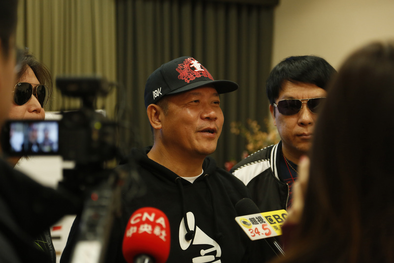 台灣藝術家蕭青陽(圖)5度以唱片包裝設計入圍葛萊美獎,他說董事長樂團的音樂讓人熱血沸騰,設計目的就是要讓更多人感受到這股音樂精神。 圖:中央社 台灣藝術家蕭青陽(圖)5度以唱片包裝設計入圍葛萊美獎,他說董事長樂團的音樂讓人熱血沸騰,設計目的就是要讓更多人感受到這股音樂精神。 圖:中央社