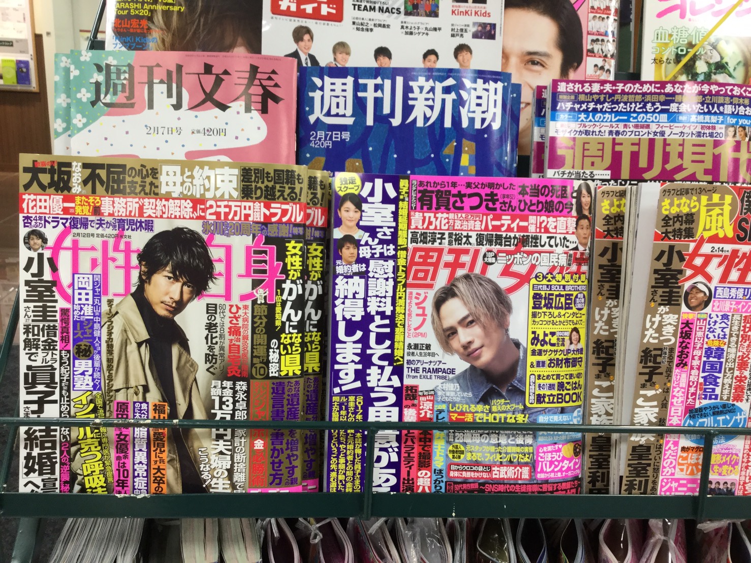 日本三種女性週刊這一年多來不斷報導小室圭母子的問題，清一色批判居多，但至在小室自己發出聲明錢，各界原本没那麼把這些報導當一回事。   圖：劉黎兒/攝