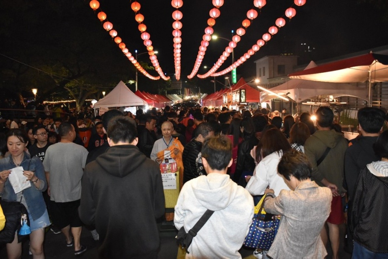 高雄燈會開幕首日人潮洶湧,高市觀光局估參觀人次破34萬。 圖:孫家銘/攝 高雄燈會開幕首日人潮洶湧,高市觀光局估參觀人次破34萬。 圖:孫家銘/攝