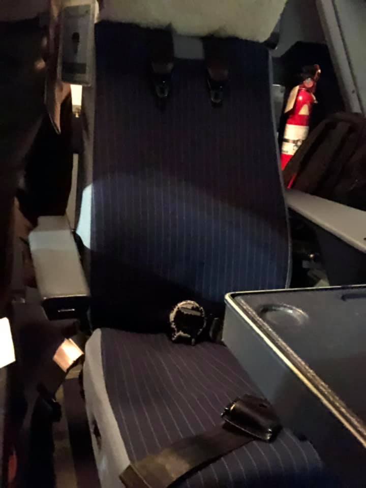資深機師細說飛行員工作情況,必須在旅客登機前就坐,除了上廁所能離開幾分鐘,其餘時間需在座位上,直到飛機下降,旅客下機,空服員檢查工作完成,才能離開。 圖:翻攝自飛行員加油站臉書社團。 資深機師細說飛行員工作情況,必須在旅客登機前就坐,除了上廁所能離開幾分鐘,其餘時間需在座位上,直到飛機下降,旅客下機,空服員檢查工作完成,才能離開。 圖:翻攝自飛行員加油站臉書社團。