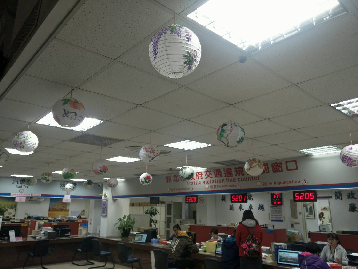 板橋監理站在站內以平安燈籠高高掛,期許「諸事如意,豬年行大運」。 圖:板橋監理站/提供 板橋監理站在站內以平安燈籠高高掛,期許「諸事如意,豬年行大運」。 圖:板橋監理站/提供