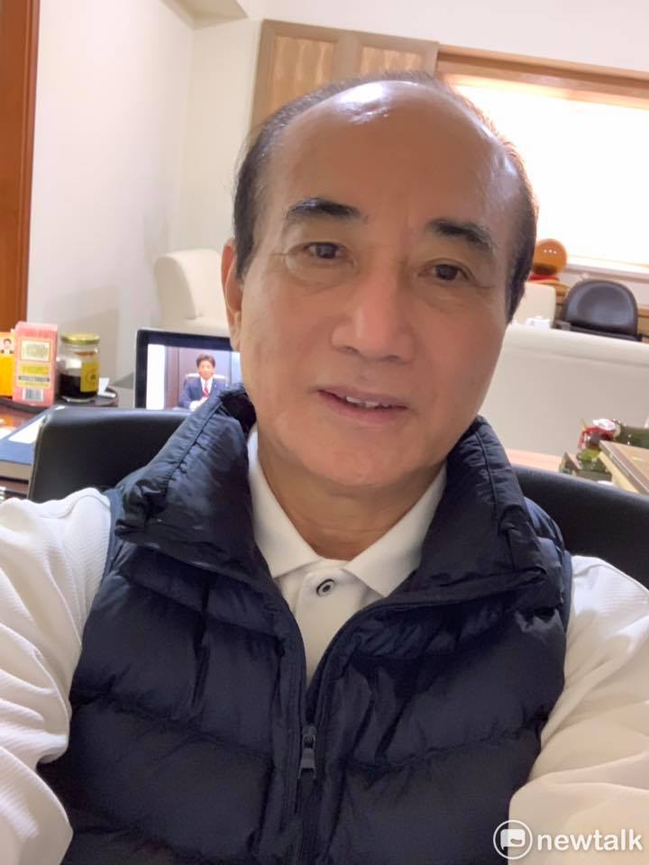 另外,也有眼尖的網友發現王金平上午在臉書粉絲頁貼出的自拍照中,背景中的電視正播放由木村拓哉主演的Change。 圖:翻拍自台灣公道伯臉書粉絲頁 另外,也有眼尖的網友發現王金平上午在臉書粉絲頁貼出的自拍照中,背景中的電視正播放由木村拓哉主演的Change。 圖:翻拍自台灣公道伯臉書粉絲頁