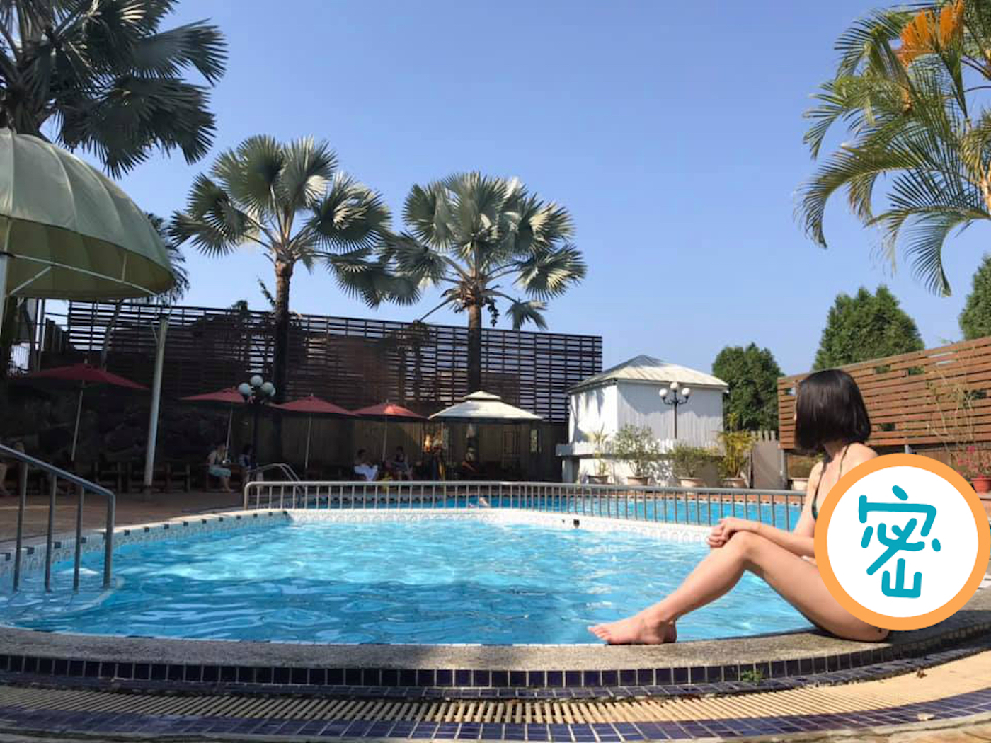 比基尼辣妹PO文「嘆奶小」…右下角驚見亮點 網友狂歪樓 圖/翻攝自爆廢公社 比基尼辣妹PO文「嘆奶小」…右下角驚見亮點 網友狂歪樓 圖/翻攝自爆廢公社