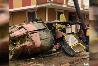 土耳其1架UH-1直升機墜毀在伊斯坦堡的住宅區公園,機上4名軍人全數殉職。 圖:翻攝自Volkan推特 土耳其1架UH-1直升機墜毀在伊斯坦堡的住宅區公園,機上4名軍人全數殉職。 圖:翻攝自Volkan推特