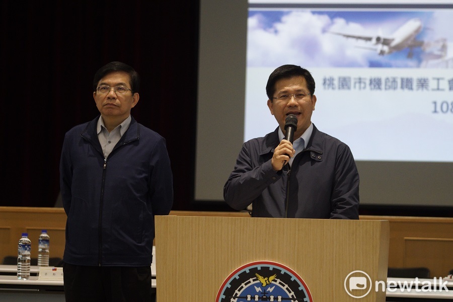 交通部長林佳龍凌晨0時50分會談前在現場發表談話,他相信不管有多大的分歧,只要願意坐下來談、願意對話,就有達成共識的可能。 圖:張良一/攝影 交通部長林佳龍凌晨0時50分會談前在現場發表談話,他相信不管有多大的分歧,只要願意坐下來談、願意對話,就有達成共識的可能。 圖:張良一/攝影