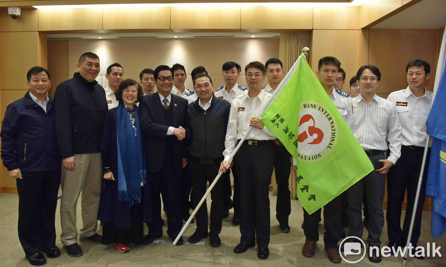 新北市消防局組隊赴美國參加「2019年JEMS緊急救護競賽」,由市長侯友宜授旗,也成為亞洲首次參與該競賽的城市。 圖:王峻昌/攝 新北市消防局組隊赴美國參加「2019年JEMS緊急救護競賽」,由市長侯友宜授旗,也成為亞洲首次參與該競賽的城市。 圖:王峻昌/攝
