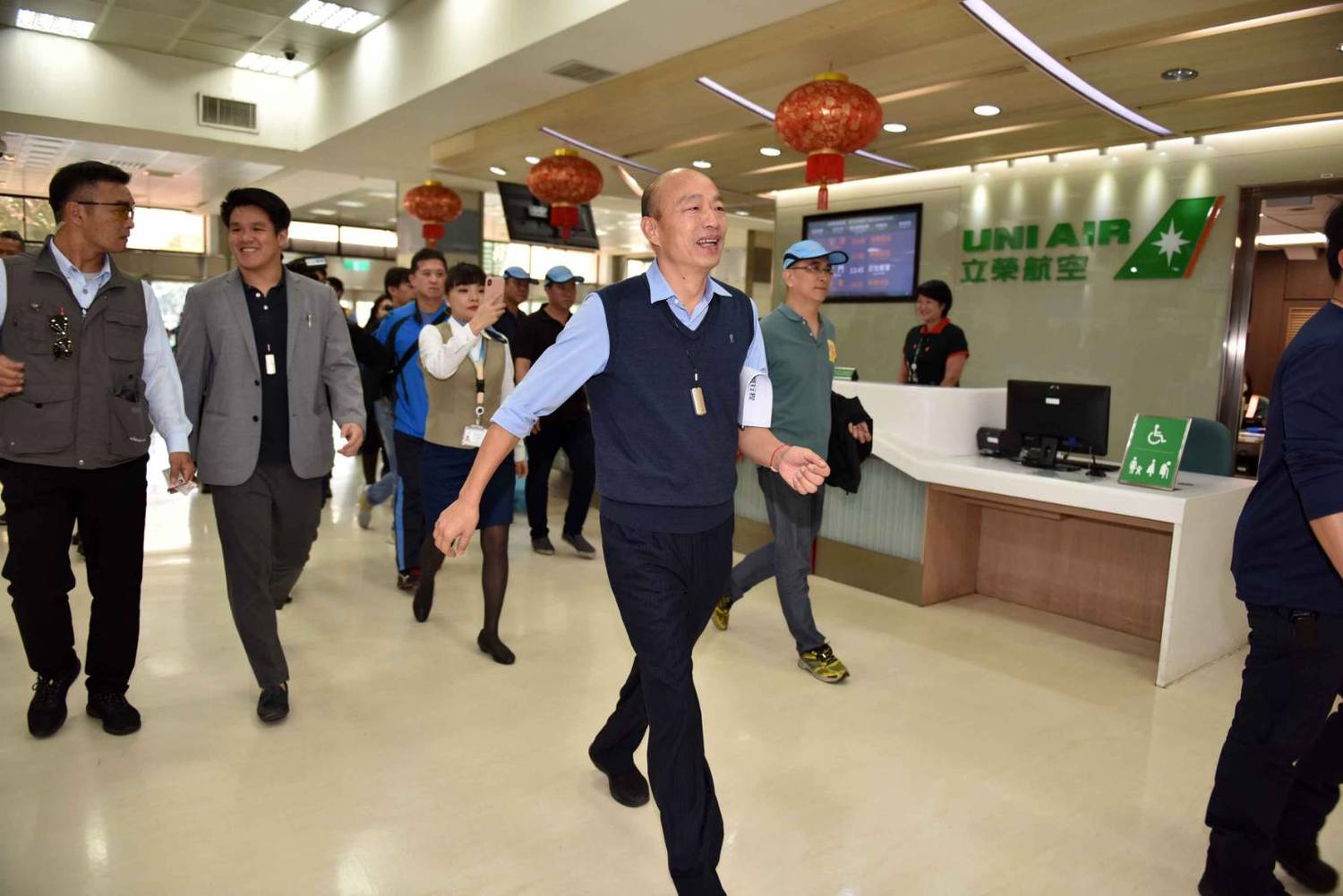 韓國瑜至小港機場搭直昇機。 圖:高雄市新聞局/提供 韓國瑜至小港機場搭直昇機。 圖:高雄市新聞局/提供