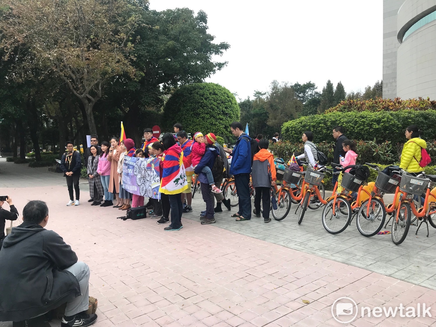 「為西藏自由而騎」活動,有中國團客經過好奇關注。 圖:周煊惠 / 攝 「為西藏自由而騎」活動,有中國團客經過好奇關注。 圖:周煊惠 / 攝