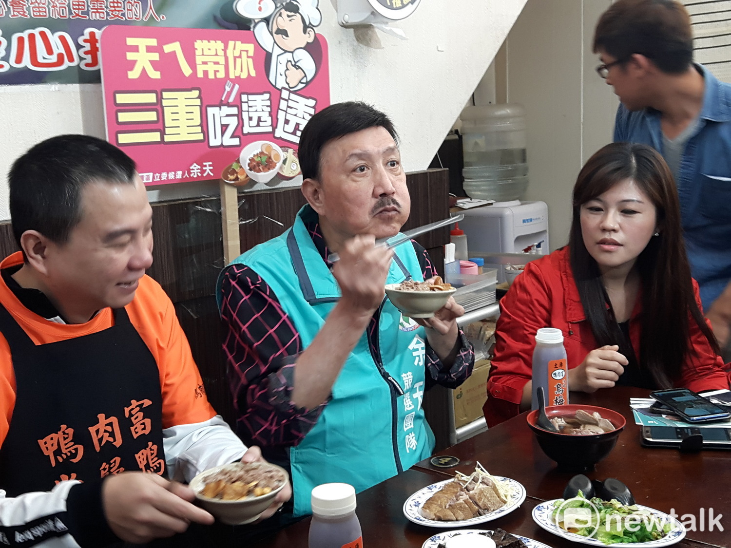 余天首次開臉書直播「天ㄟ帶你三重吃透透」介紹三重美食,第一站先到文化北路吃鴨肉飯。 圖:林昀真/攝 余天首次開臉書直播「天ㄟ帶你三重吃透透」介紹三重美食,第一站先到文化北路吃鴨肉飯。 圖:林昀真/攝