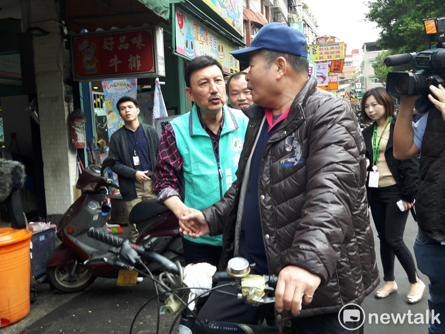 支持民眾路過特地停下來跟余天說「加油」。 圖:林昀真/攝 支持民眾路過特地停下來跟余天說「加油」。 圖:林昀真/攝