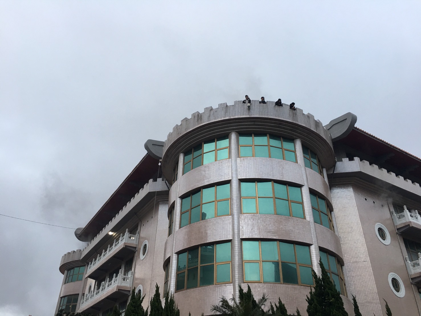 文化大學大典館5樓教室發生火警,頂樓學生等待救援。 圖:文大學生/提供 文化大學大典館5樓教室發生火警,頂樓學生等待救援。 圖:文大學生/提供
