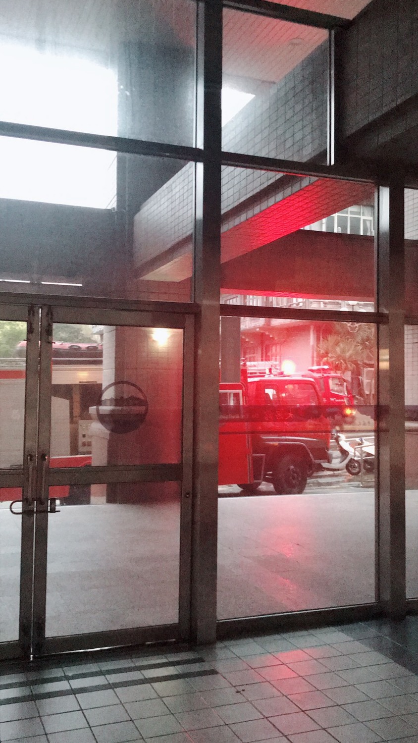 台北市消防局獲報後,立即出動19輛各式救災救護車輛和57人前往救援。 圖:文大學生/提供 台北市消防局獲報後,立即出動19輛各式救災救護車輛和57人前往救援。 圖:文大學生/提供