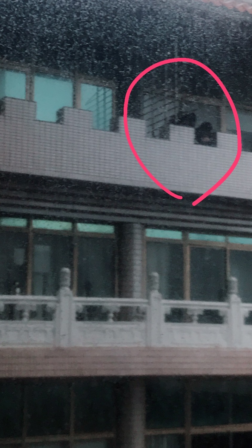 學生受困於大典館教室陽台外。 圖:文大學生/提供 學生受困於大典館教室陽台外。 圖:文大學生/提供