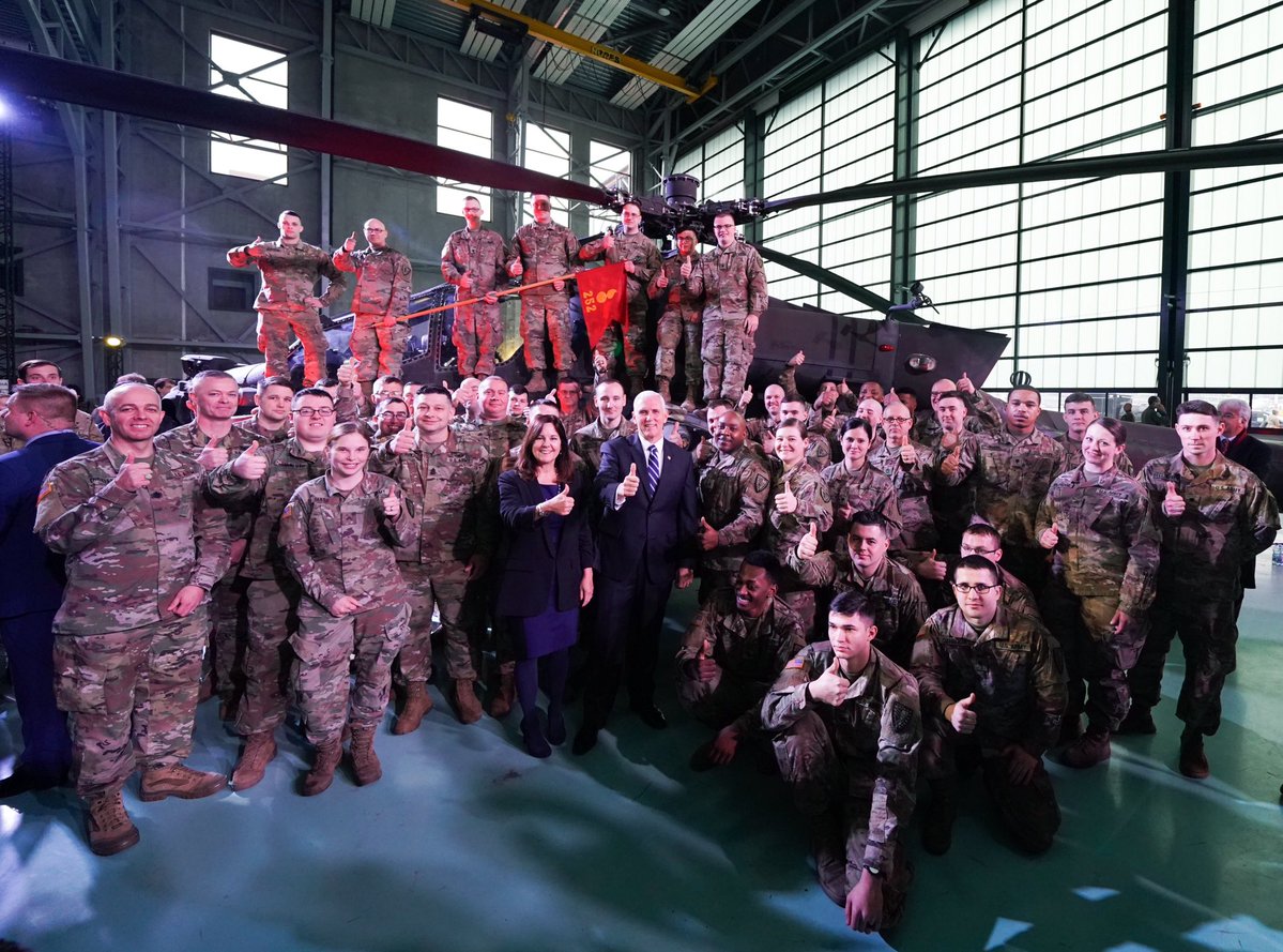 美國副總統彭斯(中,穿西裝者)13日訪問波蘭美軍基地Powidz第33空軍基地,獲得美軍官兵熱烈歡迎。 圖:翻攝自彭斯推特