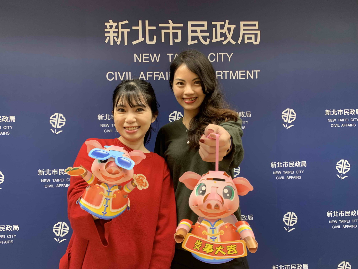 新北市兩款結合三種動態法的豬年元宵小提燈,取名「掌上明豬」及「厚D家」,超級萌又有趣。 圖:新北市民政局提供 新北市兩款結合三種動態法的豬年元宵小提燈,取名「掌上明豬」及「厚D家」,超級萌又有趣。 圖:新北市民政局提供
