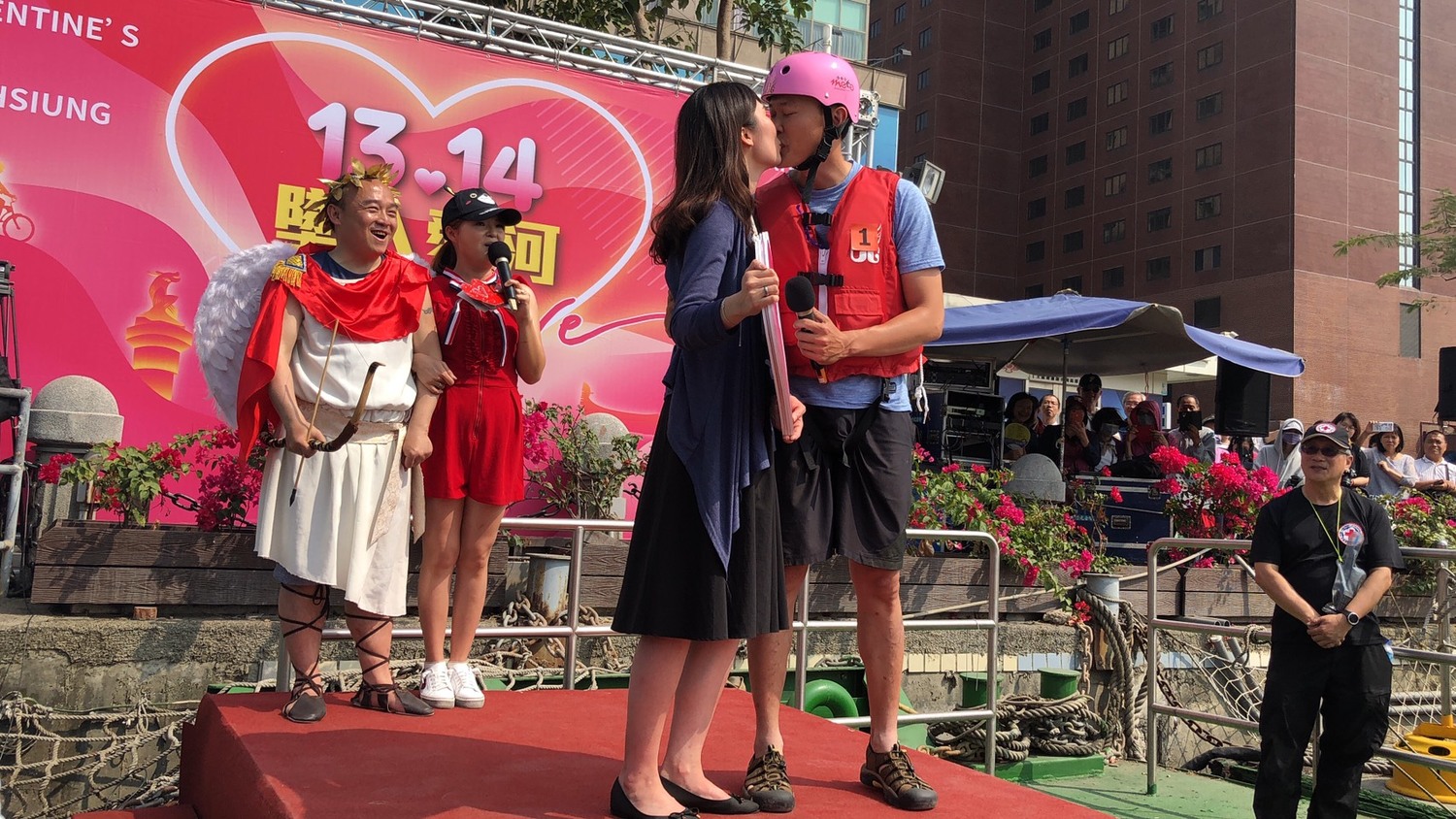 情人節跳愛河活動有情侶求婚成功。 圖;高雄市觀光局/提供 情人節跳愛河活動有情侶求婚成功。 圖;高雄市觀光局/提供