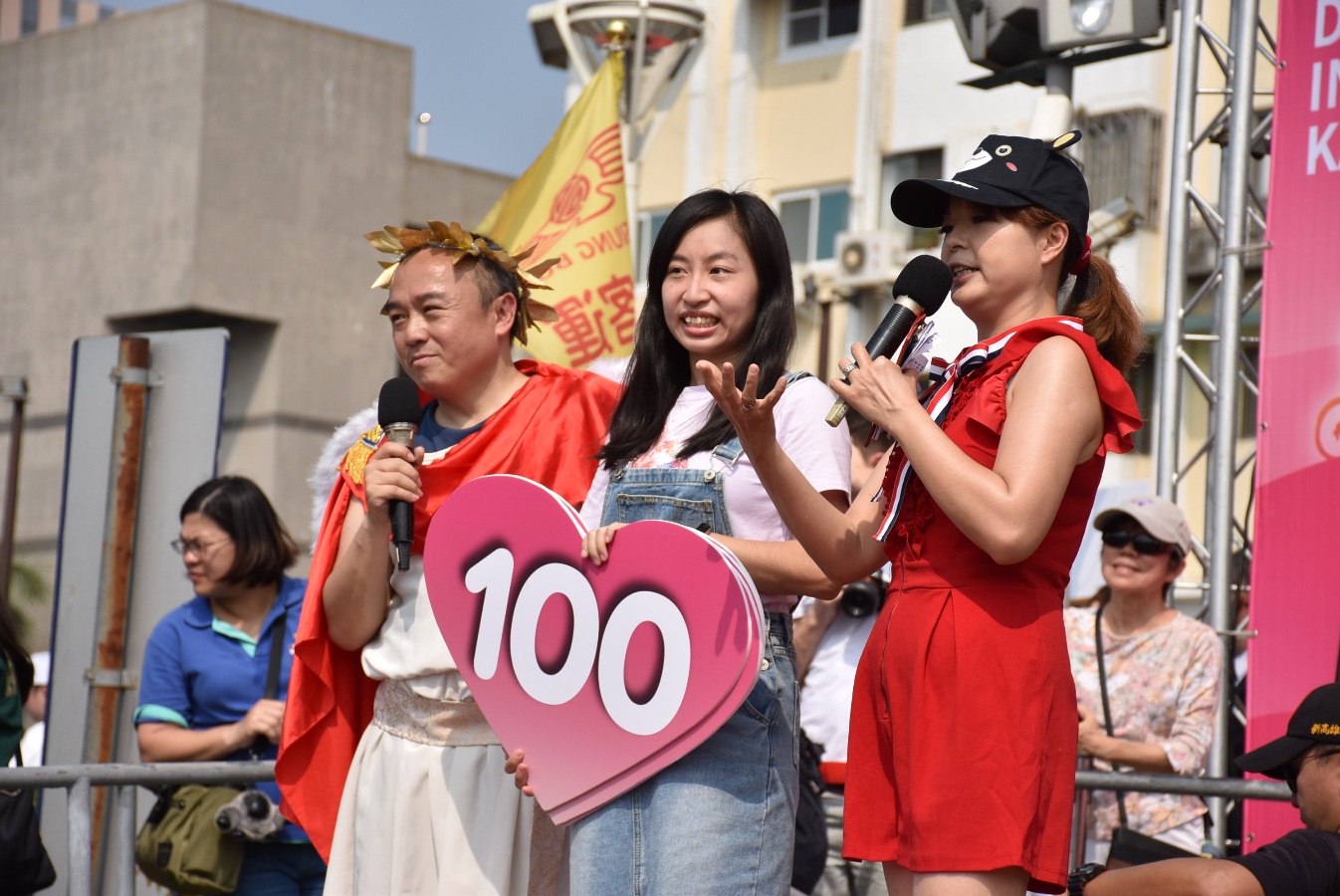 女方羞澀地為另一半打一百分滿分。 圖:孫家銘/攝 女方羞澀地為另一半打一百分滿分。 圖:孫家銘/攝