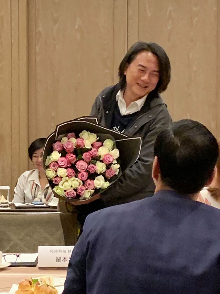 朱立倫還特別標註說明翟神手上的這束花「是翟夫人送給翟先生的」。 圖:翻攝朱立倫臉書 朱立倫還特別標註說明翟神手上的這束花「是翟夫人送給翟先生的」。 圖:翻攝朱立倫臉書