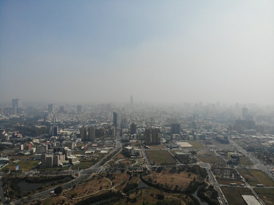 南部反空污大聯盟空拍的高雄市區空污畫面。 圖 : 南部反空污大聯盟/提供 南部反空污大聯盟空拍的高雄市區空污畫面。 圖 : 南部反空污大聯盟/提供
