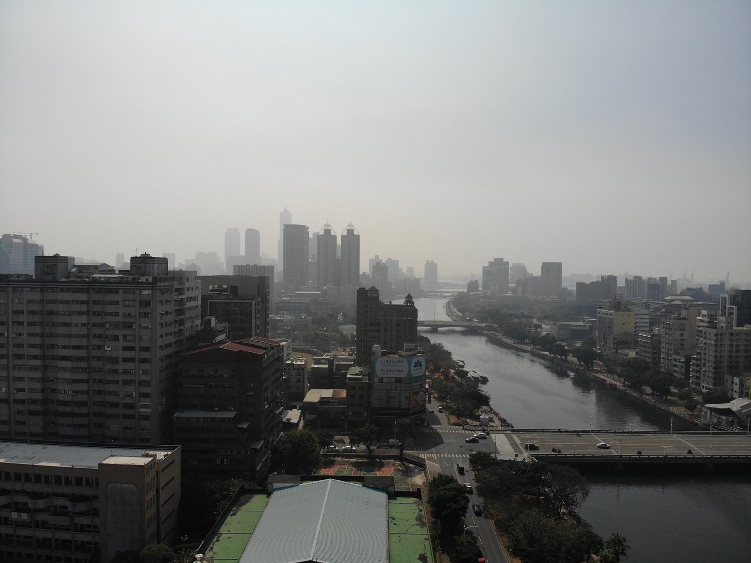 南部反空污大聯盟空拍的高雄市區空污畫面。 圖 : 南部反空污大聯盟/提供 南部反空污大聯盟空拍的高雄市區空污畫面。 圖 : 南部反空污大聯盟/提供