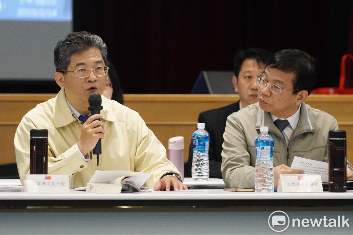 勞動部次長劉士豪宣布華航勞資協商順利,針對工會提出五項訴求雙方取得共識,待團協簽定後一日契約即生效。 圖:張良一/攝 勞動部次長劉士豪宣布華航勞資協商順利,針對工會提出五項訴求雙方取得共識,待團協簽定後一日契約即生效。 圖:張良一/攝