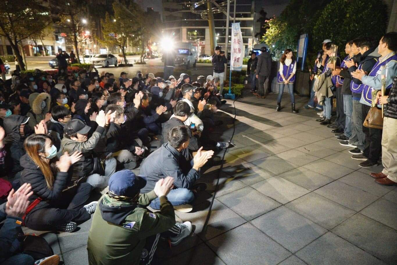 華航的勞資爭議已經落幕,圖為機師工會代表昨夜向工會成員報告協商談判過程。 圖:張良一/攝 華航的勞資爭議已經落幕,圖為機師工會代表昨夜向工會成員報告協商談判過程。 圖:張良一/攝