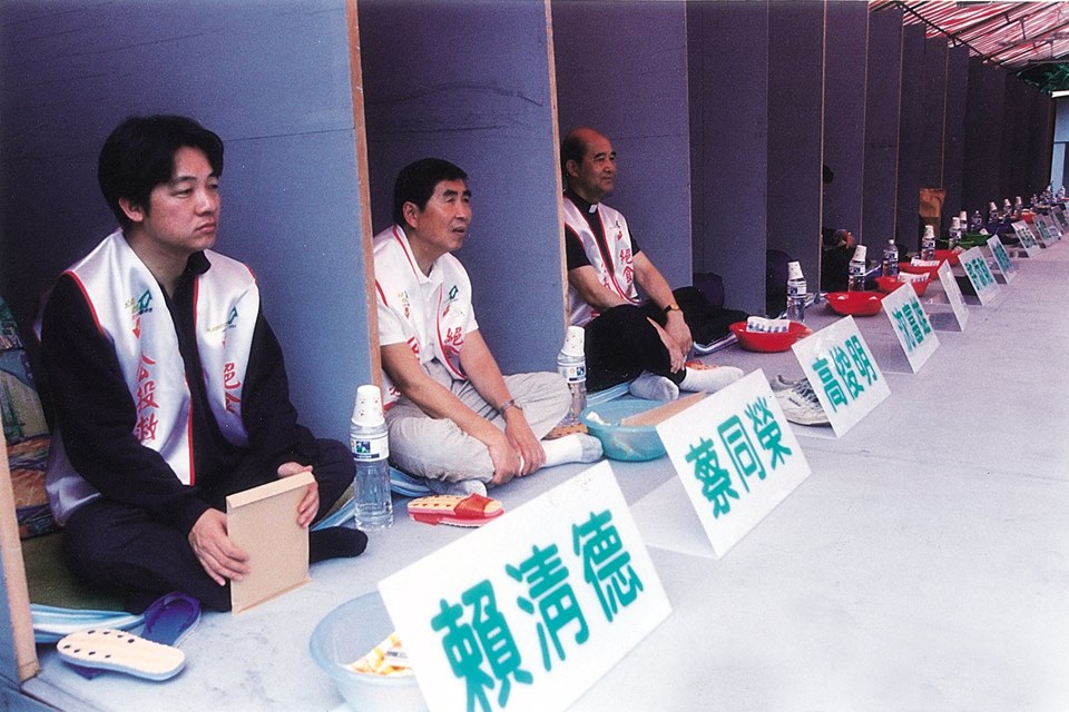 賴清德在臉書上PO出與高俊明一起在立委蔡同榮的主持下為公投立法絕食照片追弔高俊明。 賴清德在臉書上PO出與高俊明一起在立委蔡同榮的主持下為公投立法絕食照片追弔高俊明。